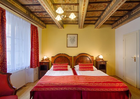 Main red lion room12